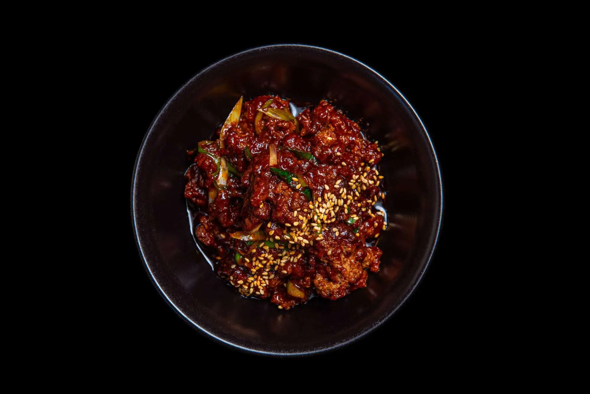 Vürtsikas-magus gochujang-kastmes veiseliha seesamiseemnete ja riisiga