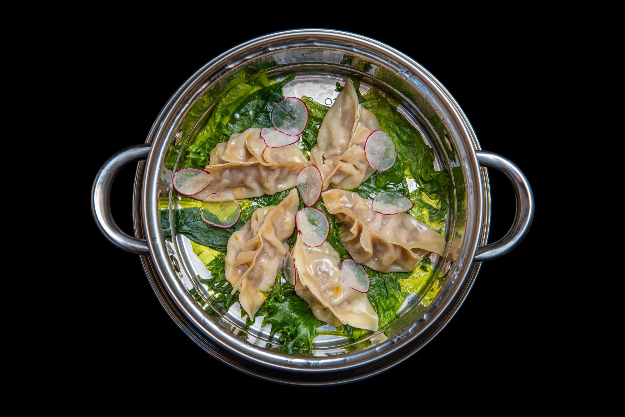 Aurutatult serveeritud Korea pelmeenid kapsalehtedel – Gogi Mandu