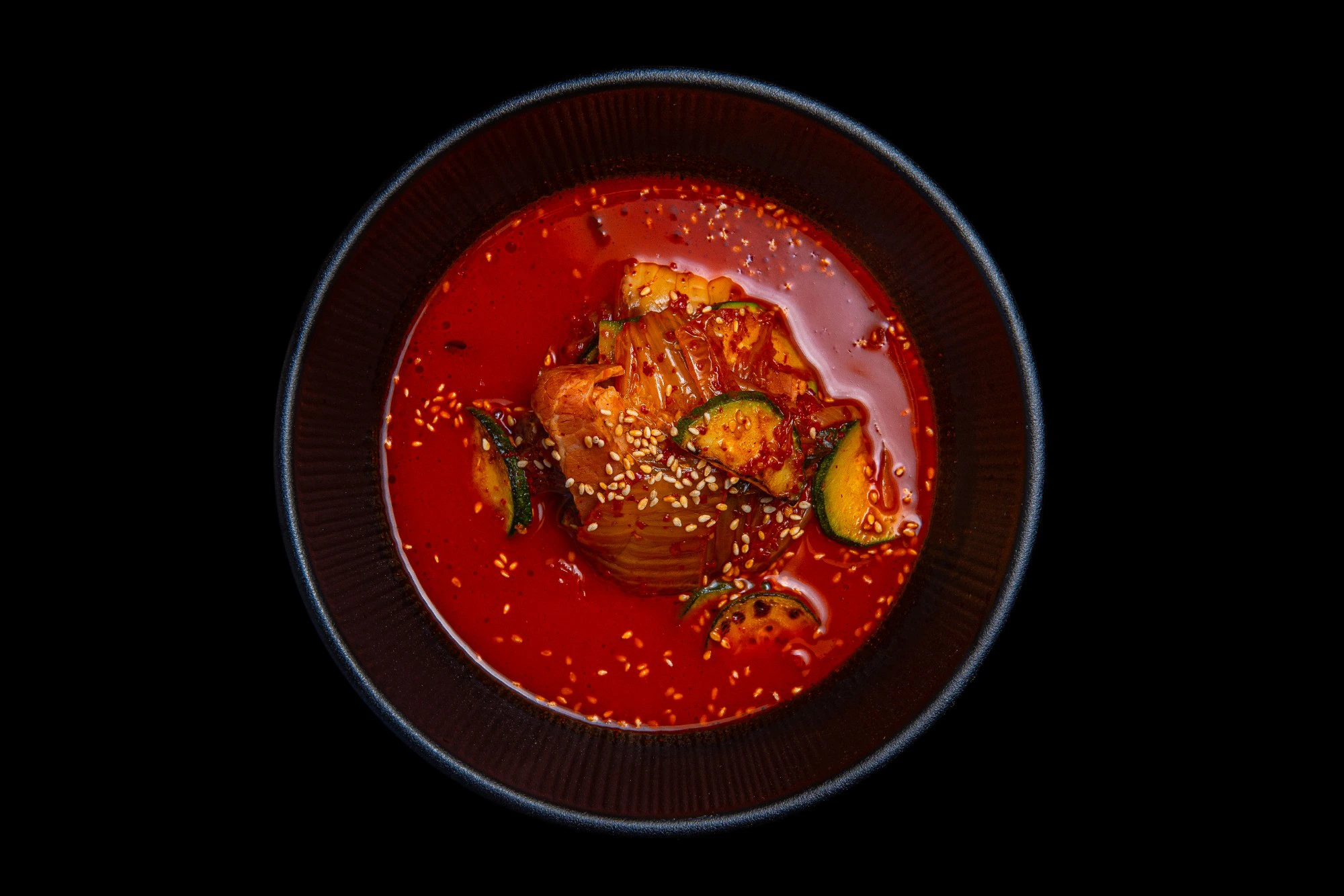 Kimchi hautis – vürtsikas punane hautis laagerdunud kimchi, sealiha ja köögiviljadega