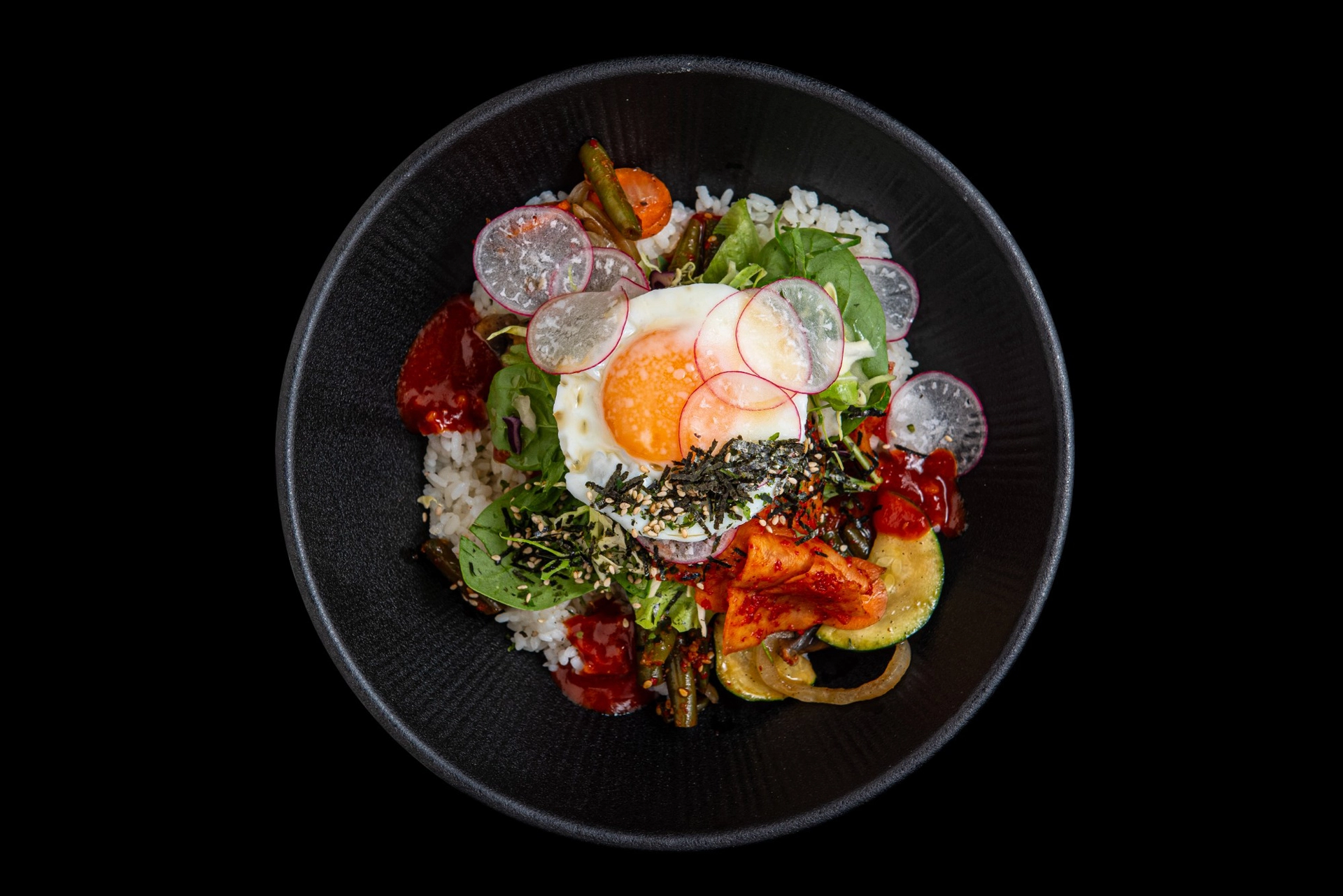 Bibimbap – aurutatud riis värviliste köögiviljade, sealiha, muna ja tšillikastmega