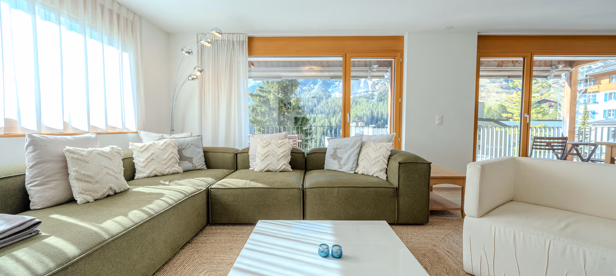 Blick aus dem Wohnzimmer des von Arosa Vacations by BlueHills verwalteten Hauses Sunnaschy Heidi mit Bergblick vom Balkon.