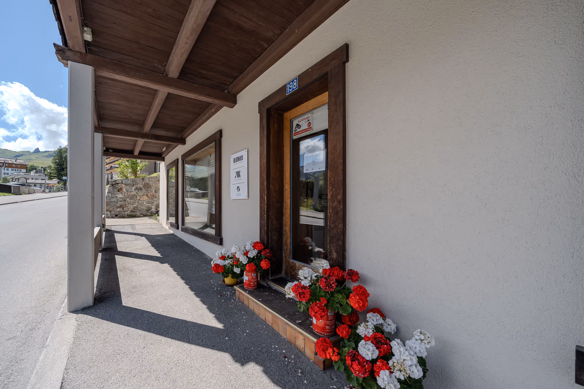 Tür zum Büro von Arosa Vacations