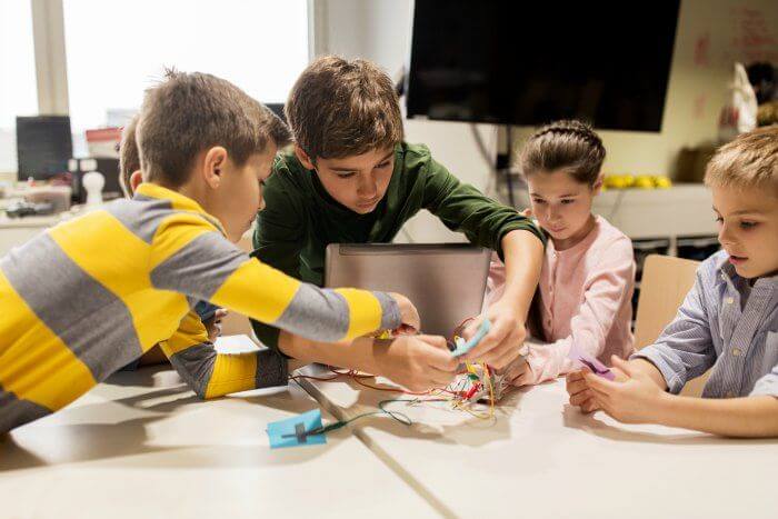 kids in elementary school working on the robotics together
