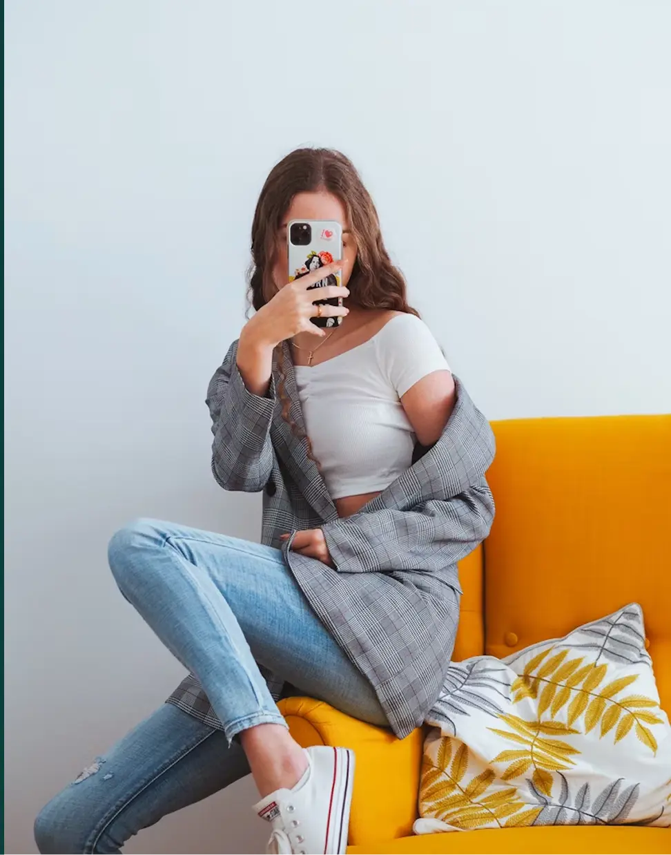 Creadora digital tomando una selfie con su celular