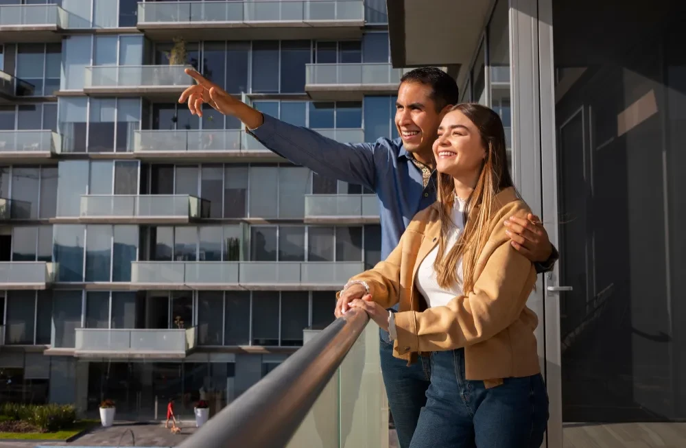 Pareja en el balcón de un apartamento moderno - evaluar arrendatario en Chile 2026