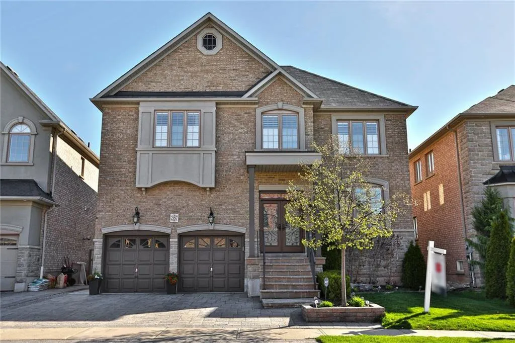 2187 Devonshire Cres
