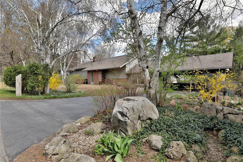 1319 Cumnock Cres