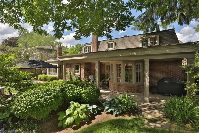 142 Castle Cres