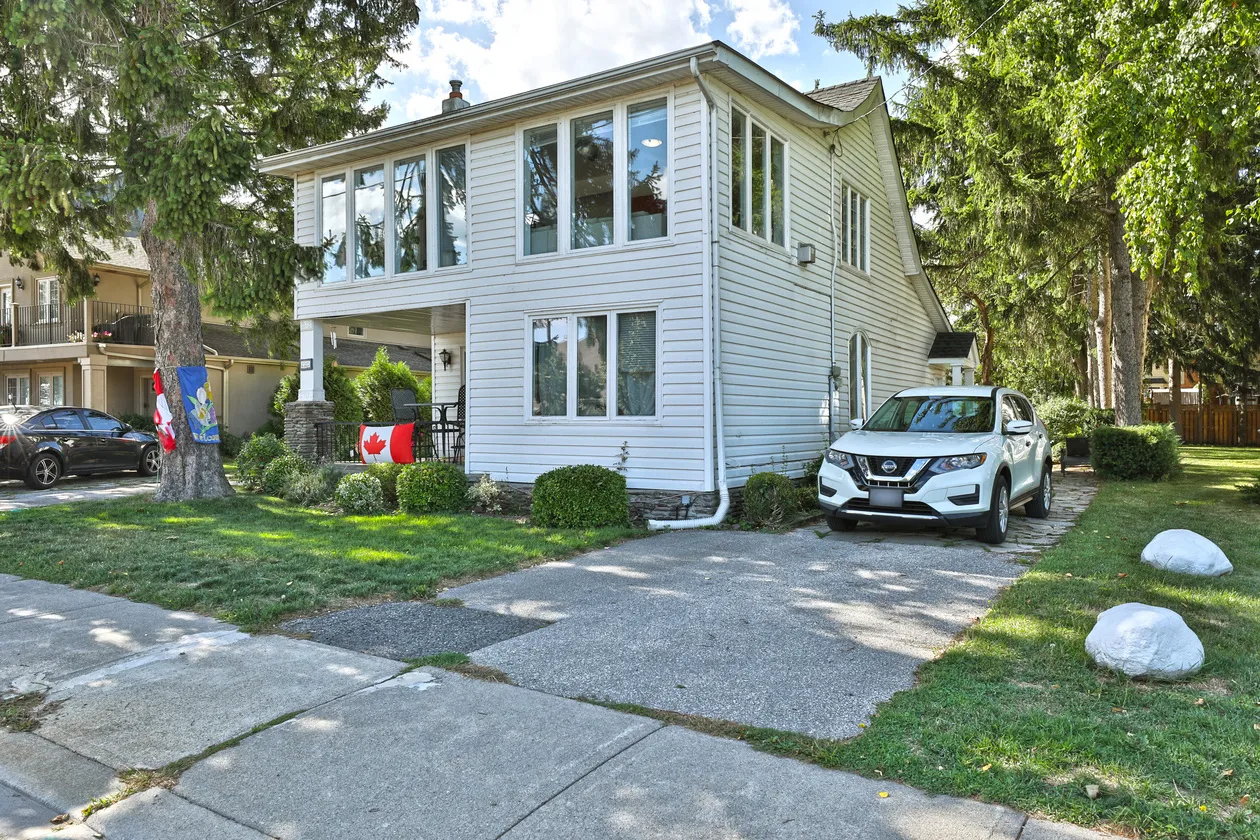 2323 Ontario St - Upper Level