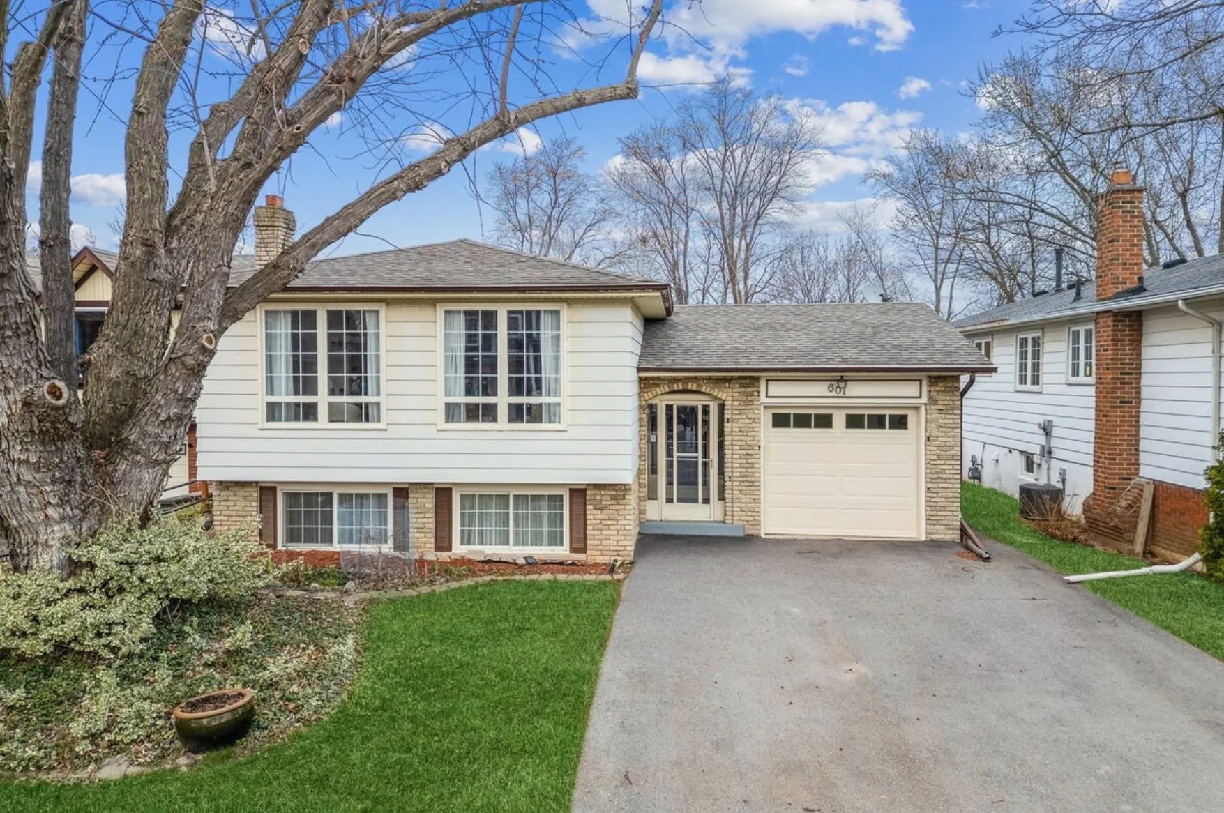 601 Sheraton Rd, Burlington