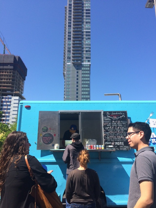 tribu-branding-business-meet-in-belelvue-food-truck-stop