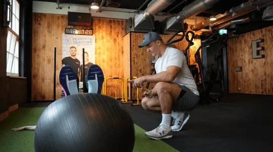 Momentaufnahme Personal Trainer mit Klient