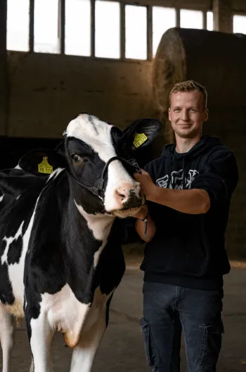 Landwirt mit Kuh Portrait