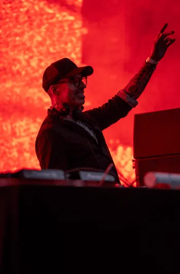 Momentaufnahme eines Djs auf einem Festival