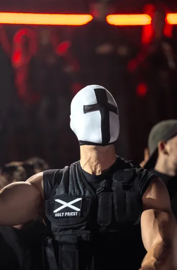 Nahaufnahme eines Djs auf einem Festival