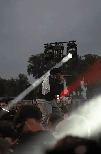 Momentaufnahme eines Djs auf einem Festival