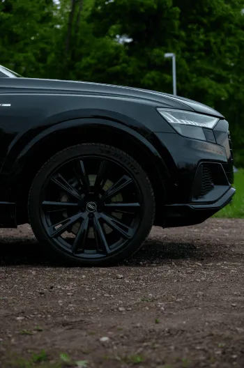 Seitenaufnahme eines Geländewagens