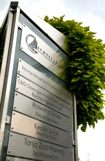 Foto des Unternehmensschilds vor Gebäude einer Steuerkanzlei