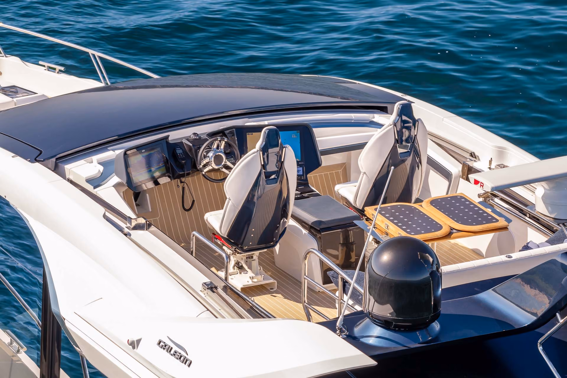 Galeon 570 SKY upper helm deployed, driver and passenger seats behind the folding console. 