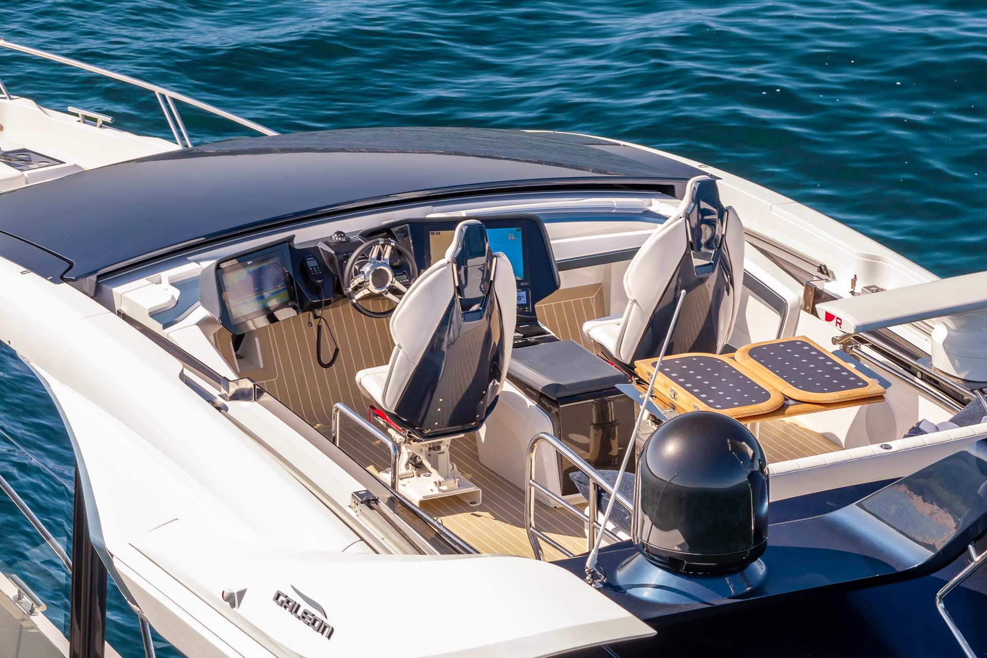 Galeon 570 SKY upper helm deployed, driver and passenger seats behind the folding console.