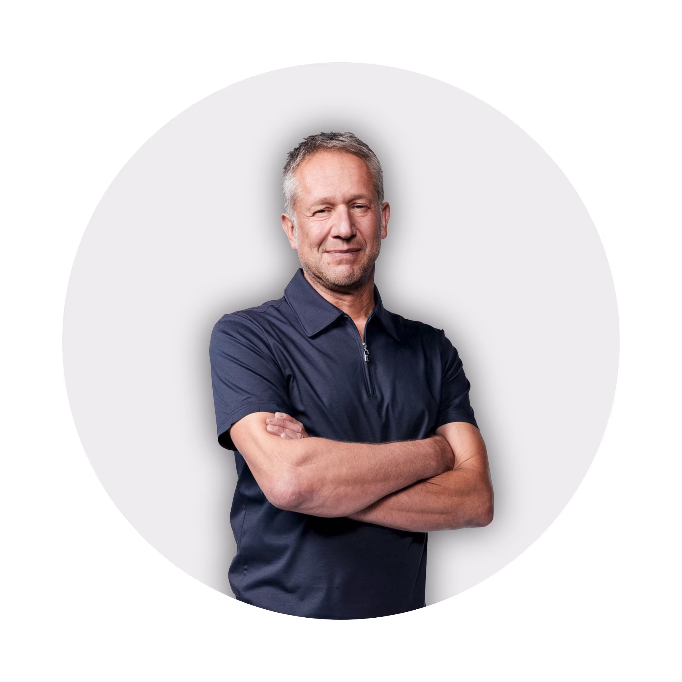 Rennfahrer Niki Schelle im Hyundai Rennanzug
