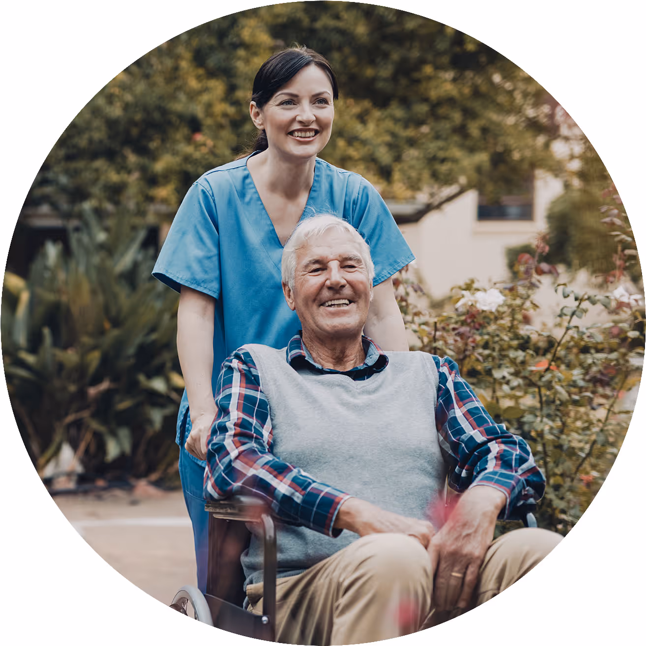 Pflegekraft schiebt älteren Mann im Rollstuhl – fürsorgliches Pflegeteam von AAI Augsburg bei ambulanter Betreuung