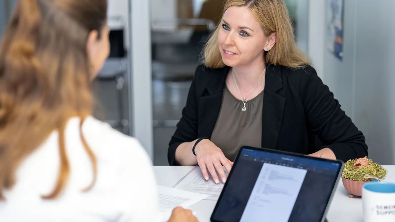 Beratungsgespräch in der Gemeindeverwaltung mit persönlicher Unterstützung und Besprechung von Unterlagen