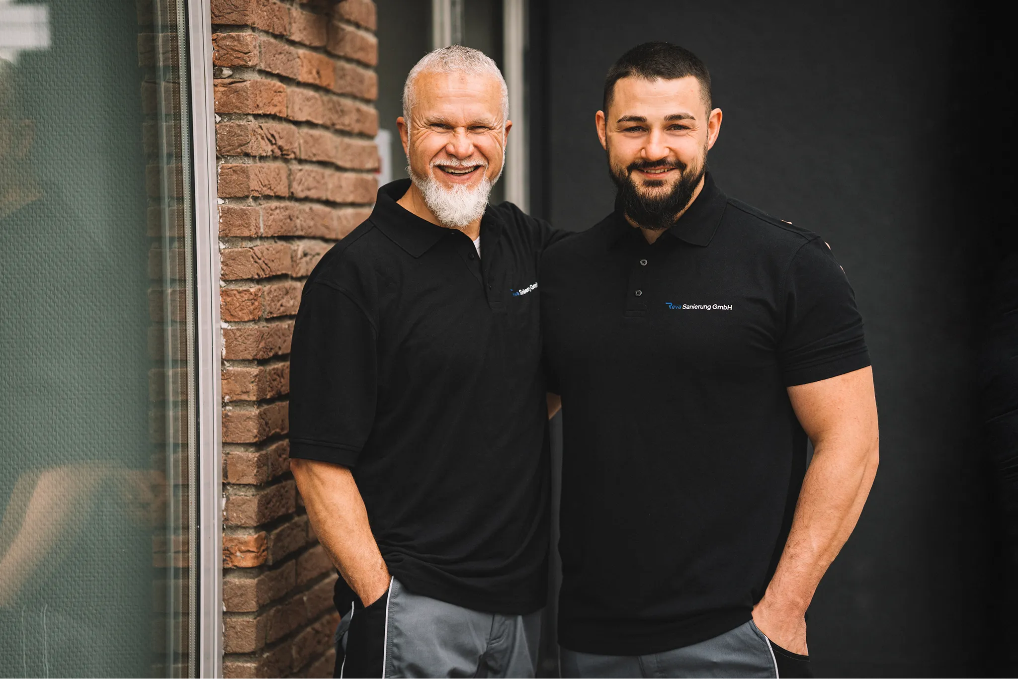 Portrait von zwei Mitarbeitern der Reva Sanierung GmbH