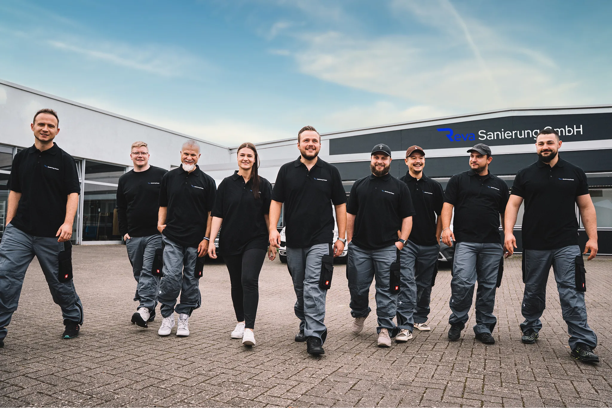 Gruppenfoto der REVA Sanierung GmbH - Spezialisten für Wasserschaden