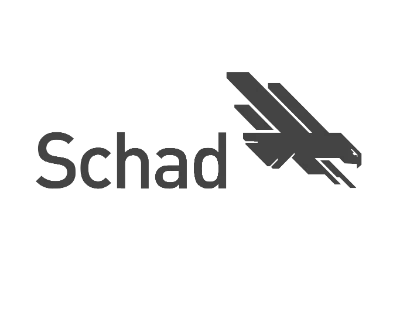 Logotipo de Schad con un águila estilizada en gris oscuro a la derecha del texto.