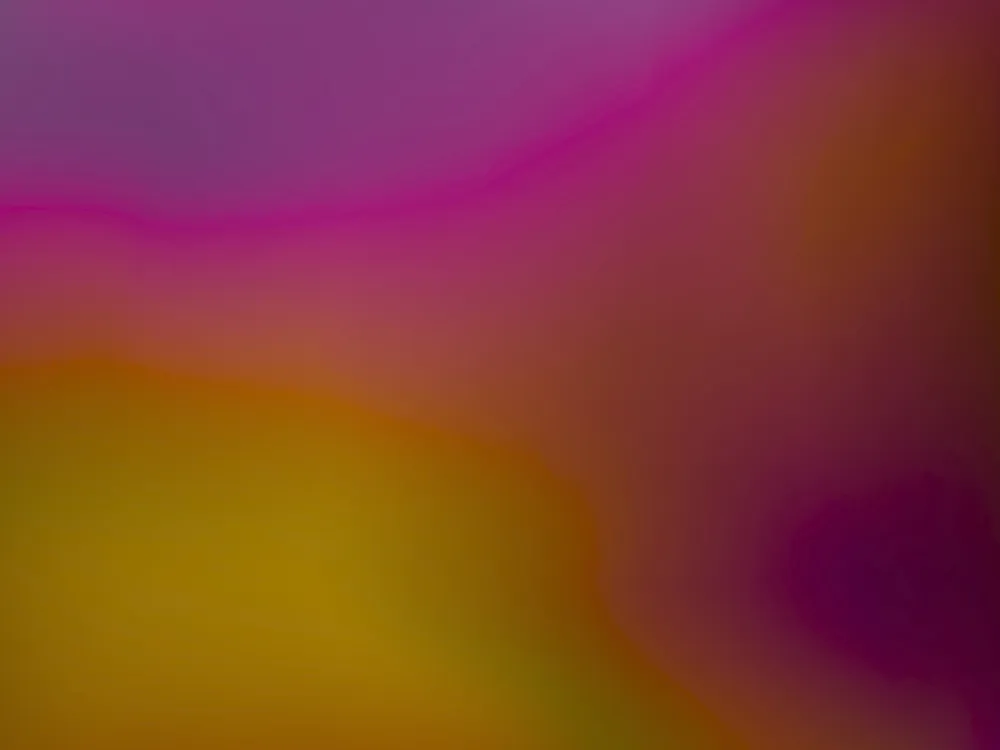 Fondo abstracto degradado con colores mezclados en morado, rosado, marrón y amarillo.
