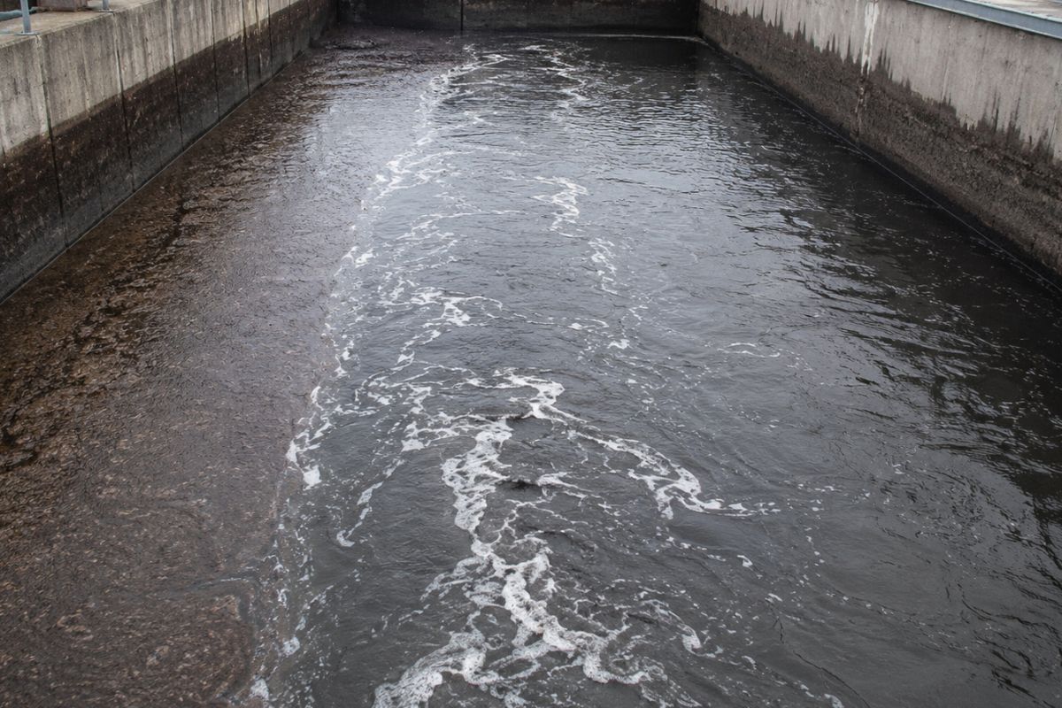 Industrial wastewater basin showing uneven flow and short-circuiting due to reduced treatment volume
