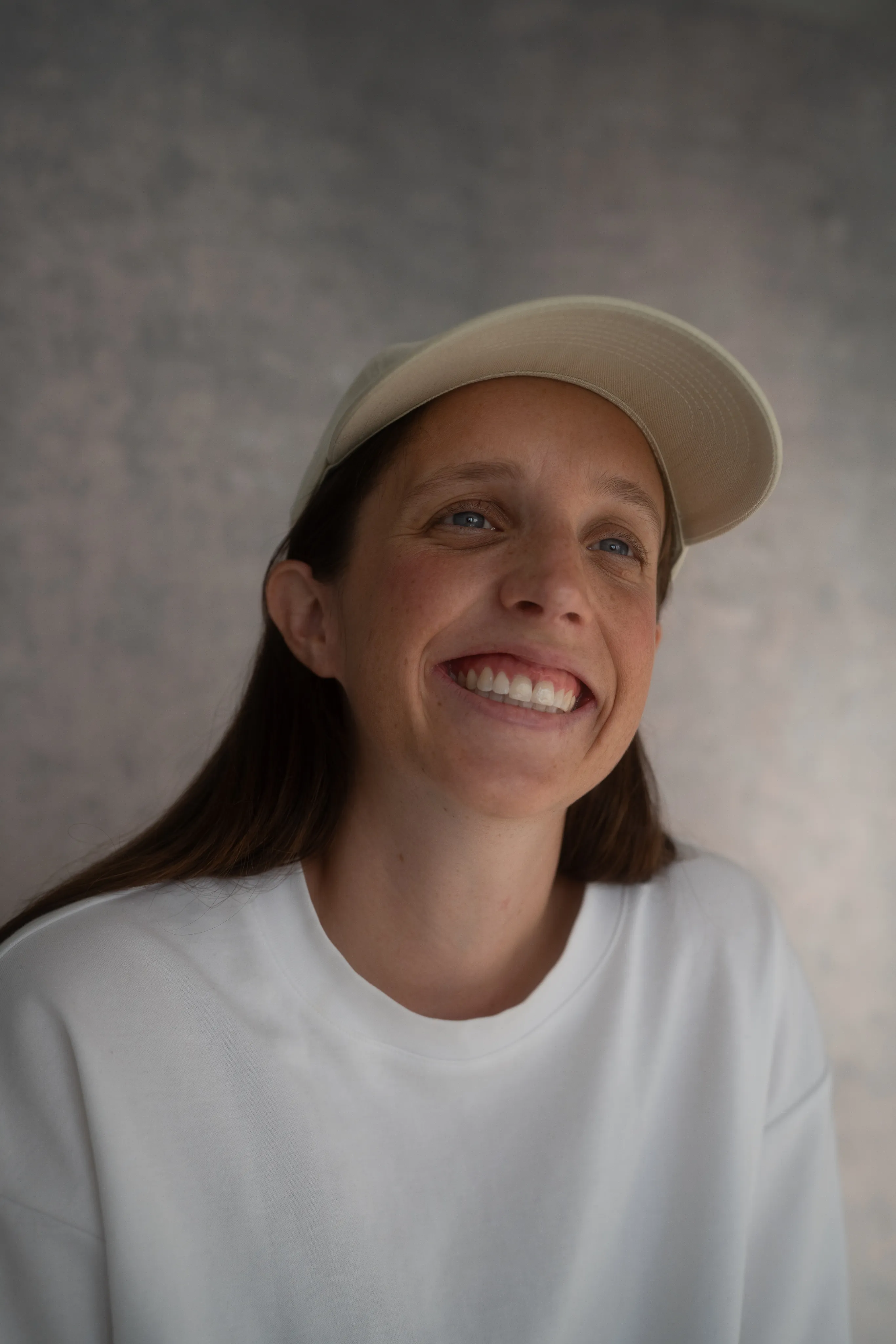 une jeune femme professionnelle portant une casquette