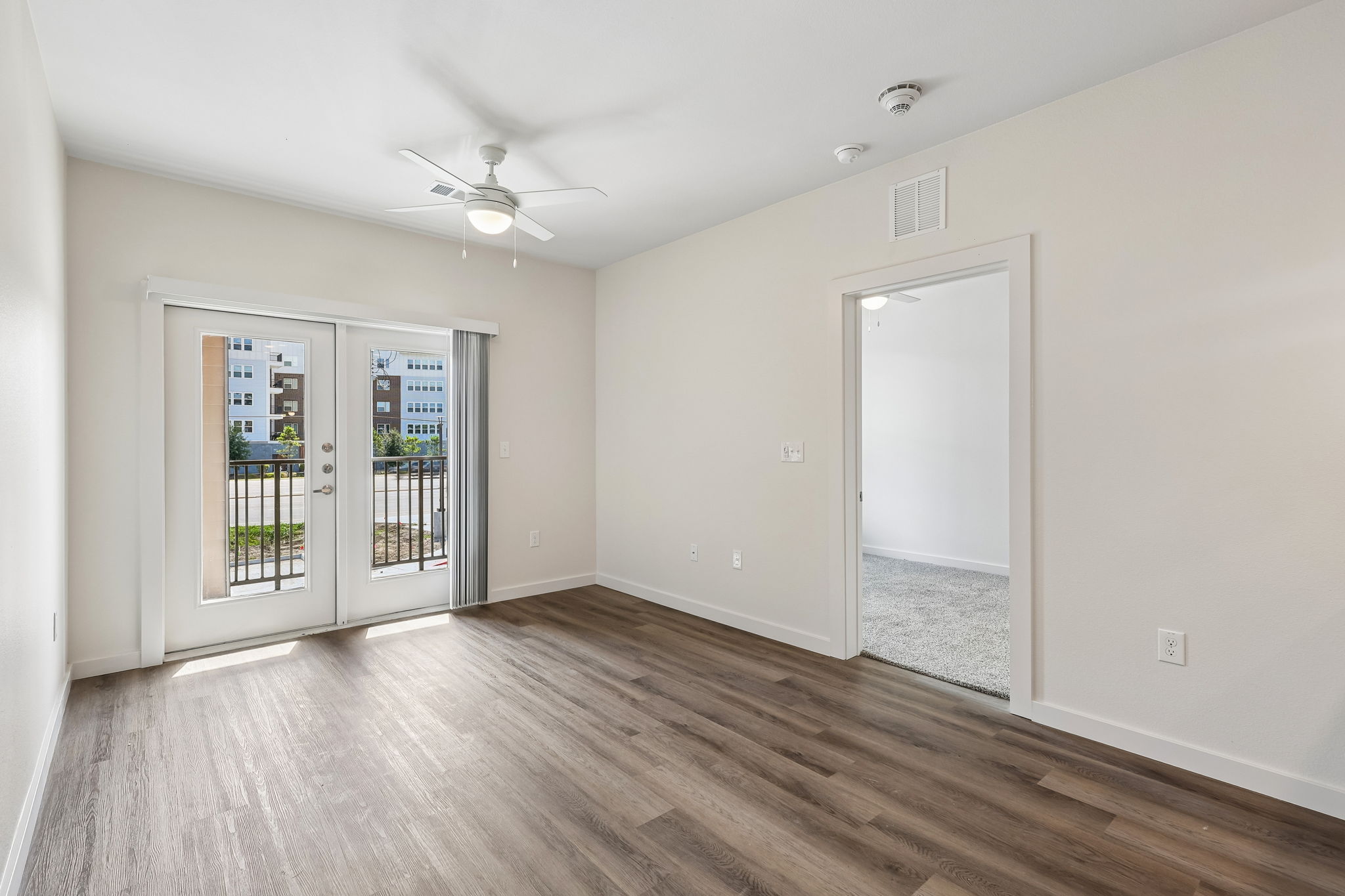unfurnished livingroom with plank floors