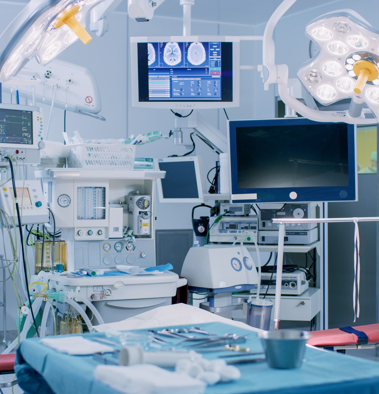 手術用ライトとモニターが設置された無菌手術室の医療機器と器具付きの手術台。