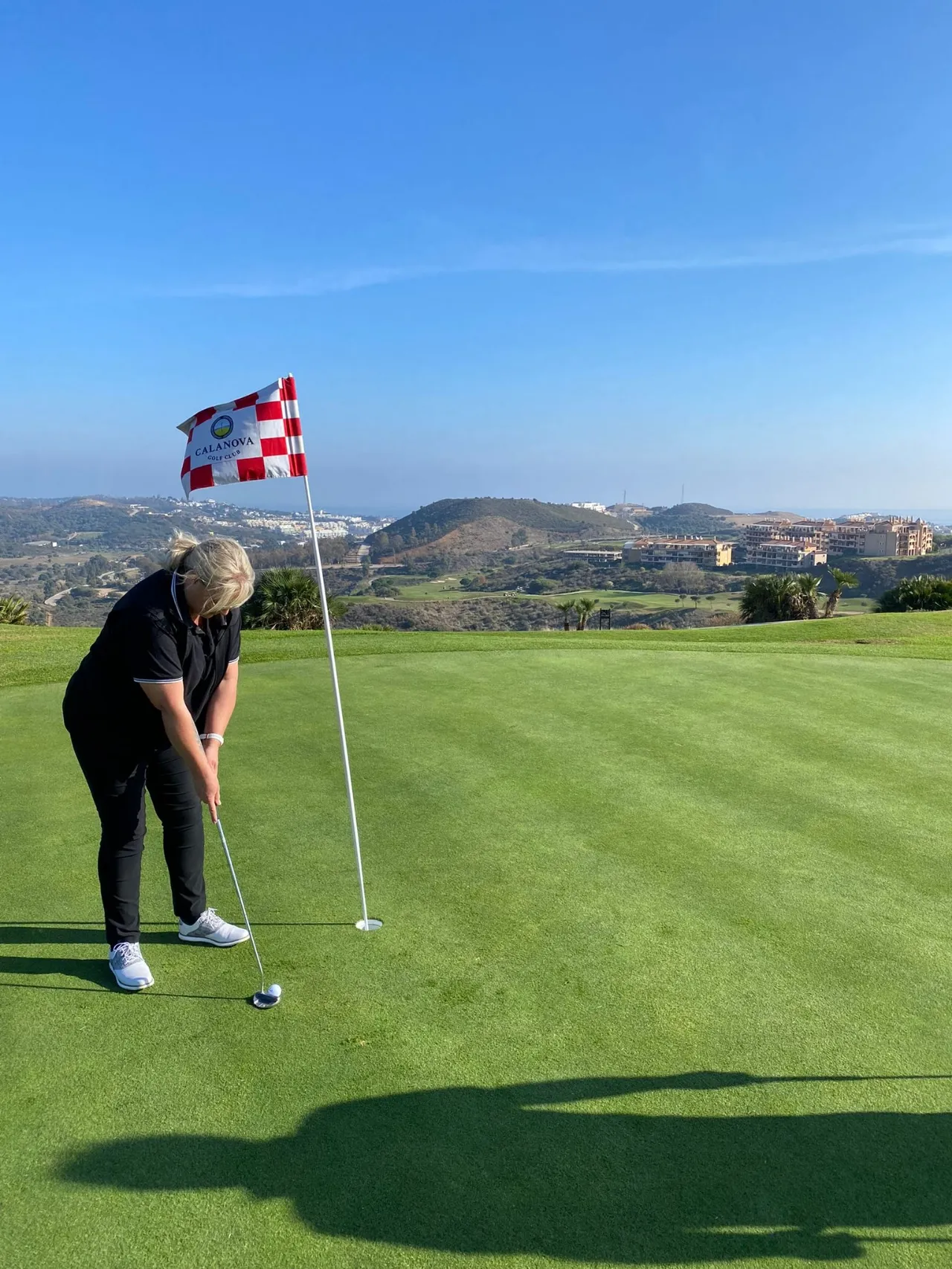 Sabine Jechow beim konzentrierten Putten auf einem gepflegten Golfplatz – ein Moment der Selbstreflexion und Fokus, passend zu Life Coaching, Mentaltraining und Work-Life-Balance-Coaching.