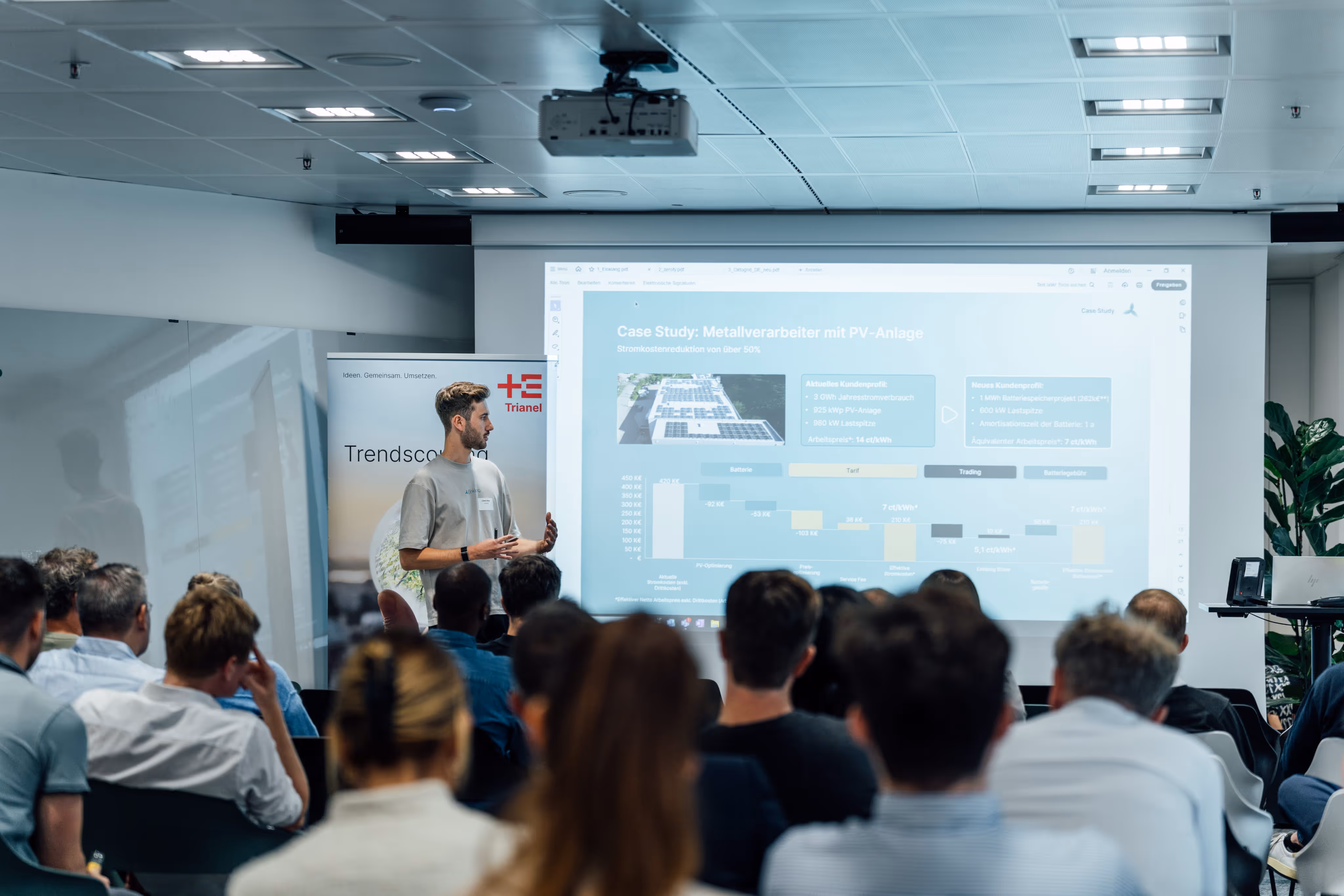 Lucas Jonas beim halten einer Präsentation auf einem Event der Trianel.