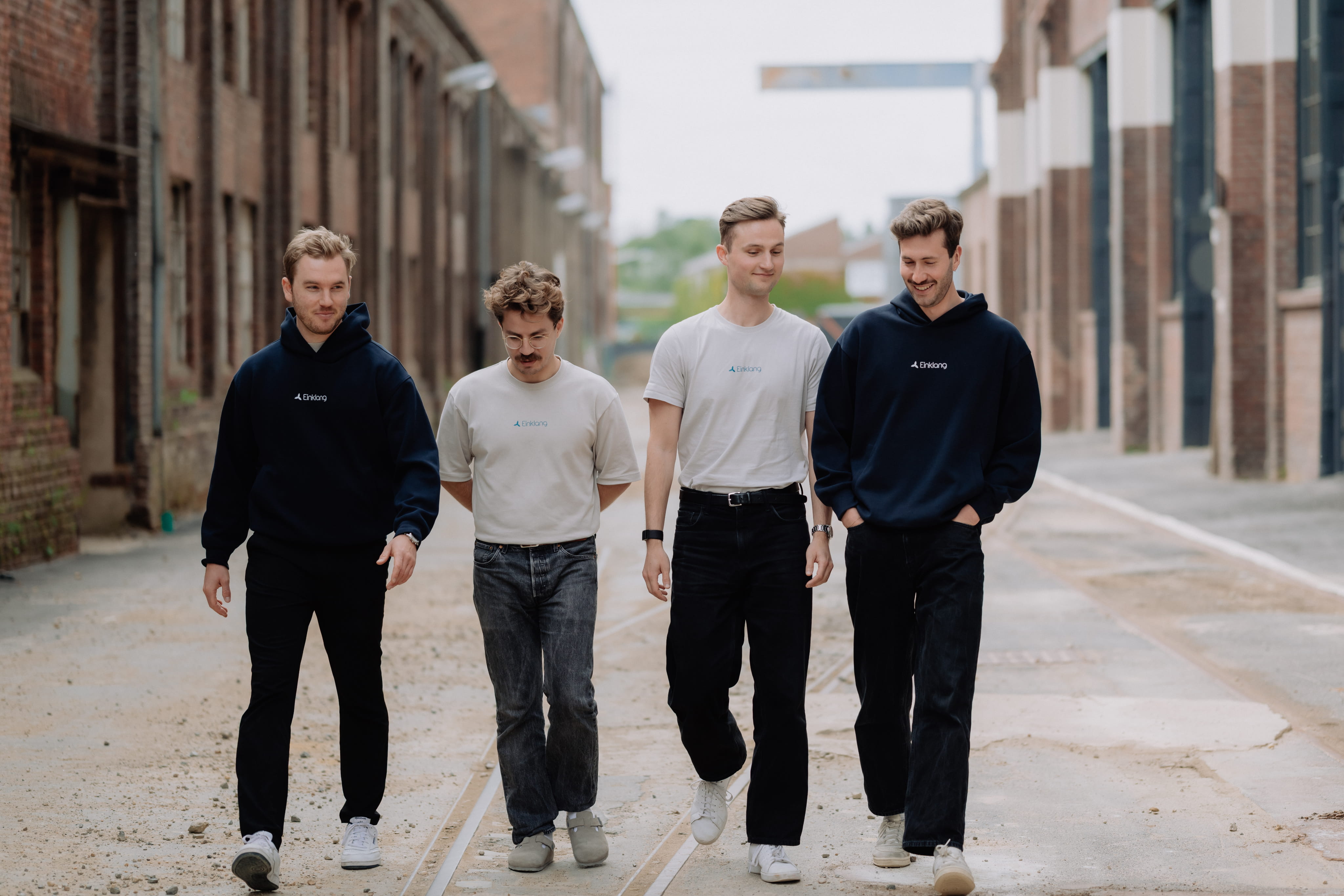 Die vier Gründer von Einklang bei einem Spaziergang.