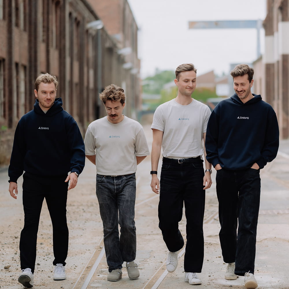 Die vier Gründer von Einklang zusammen beim gehen.