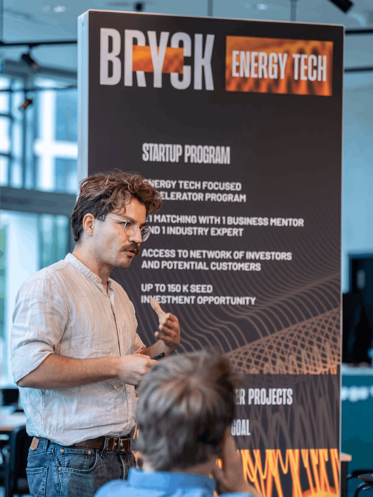 José Neri als Speaker bei einem BRYCK Event.