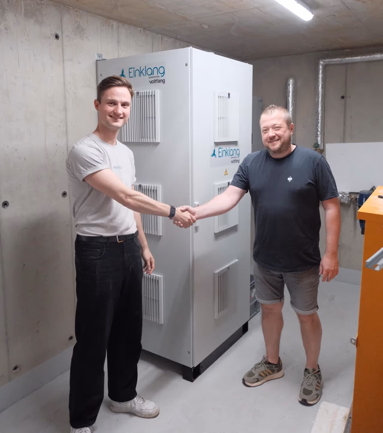 Paul Ziche schüttelt einem Kunden nach erfolgreicher Inbetriebnahme die Hand.
