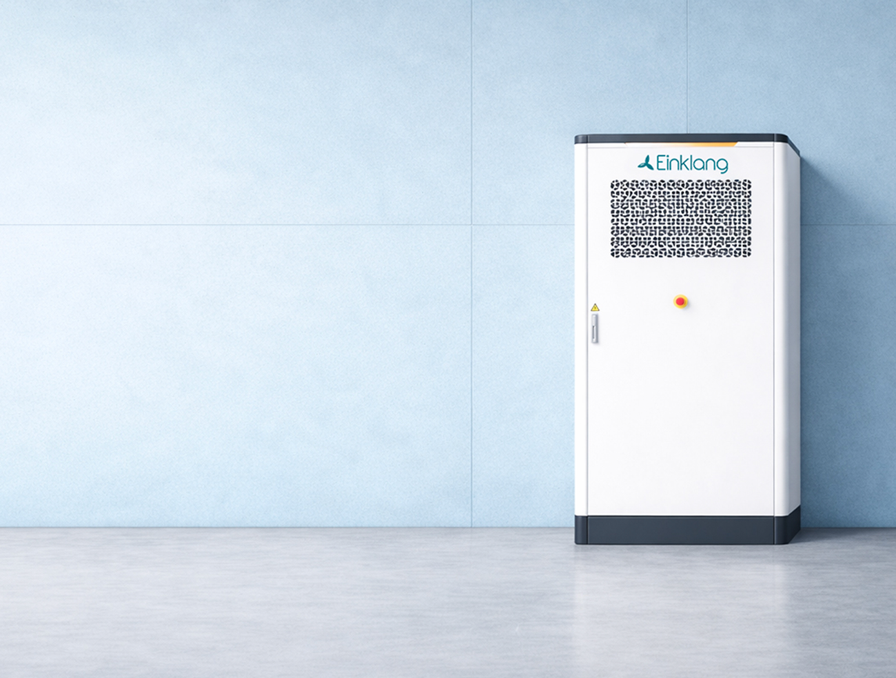 Weißer elektrischer Energiespeicher mit dem Logo Einklang vor einer blauen Wand.