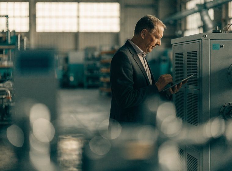 einklang Batteriespeicher vor der Produktionshalle eines Kundenbetriebs