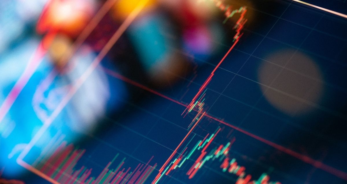 Złoty próbuje odrabiać straty po trudnym tygodniu