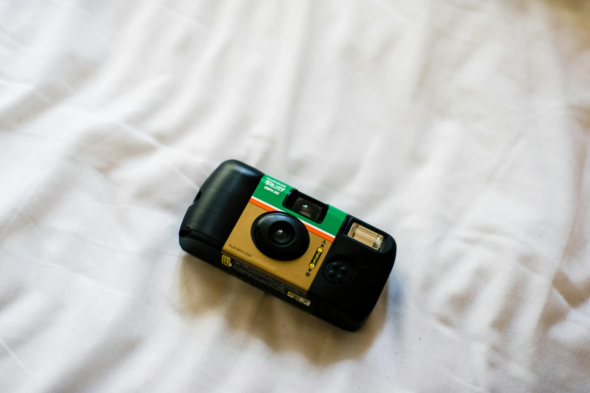 Appareil photo posé sur un drap