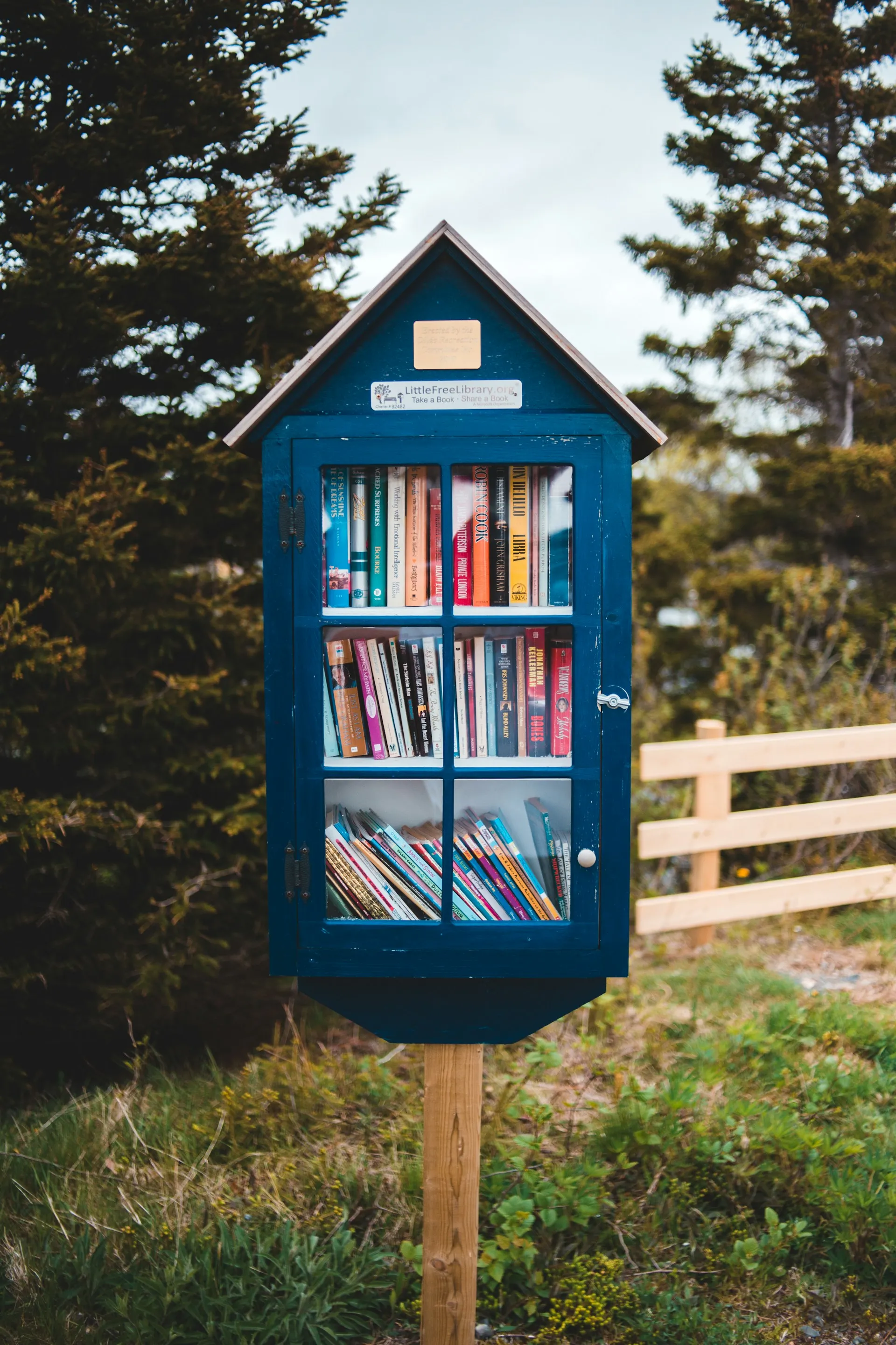 La boite à livre du village qui prend la forme d'une maisonnette de bois