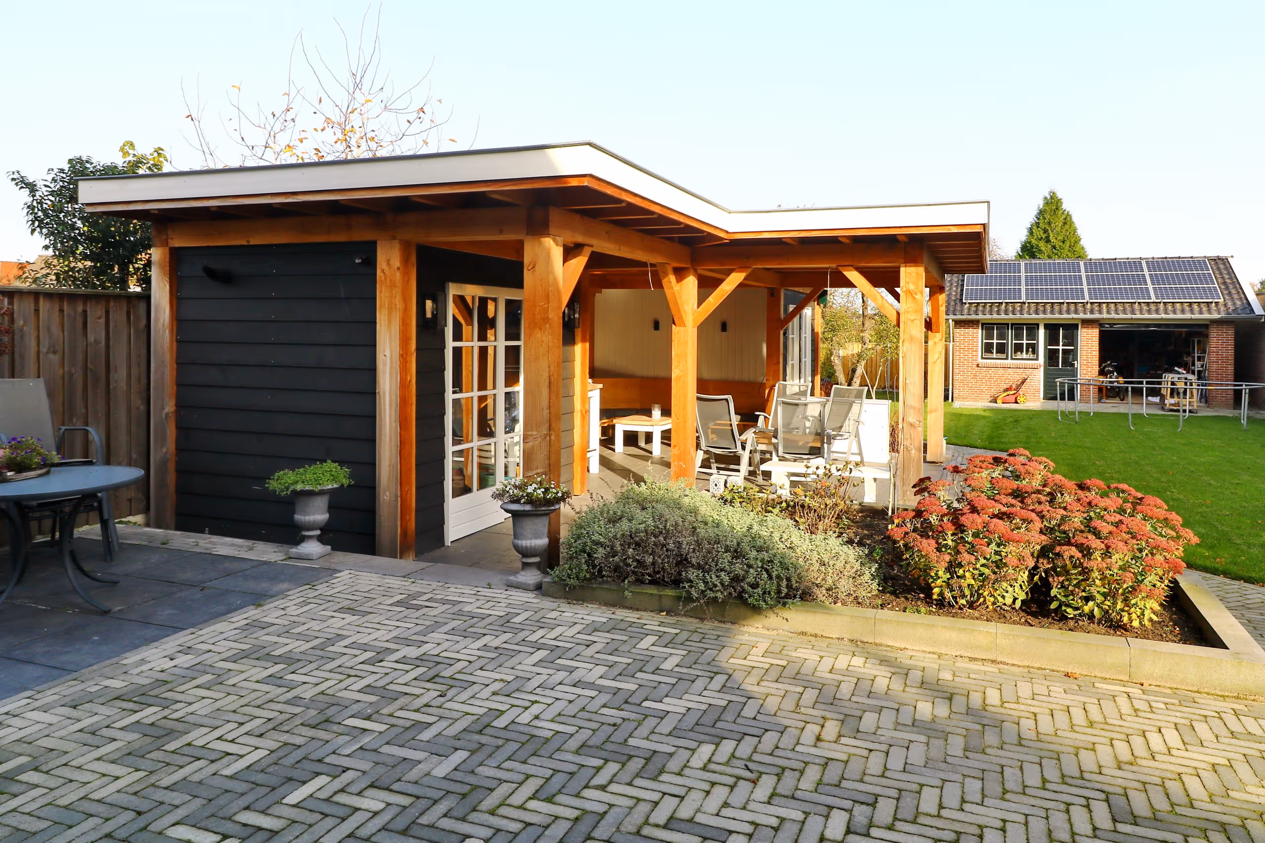 Tuinhuis met overkapping buitenaanzicht