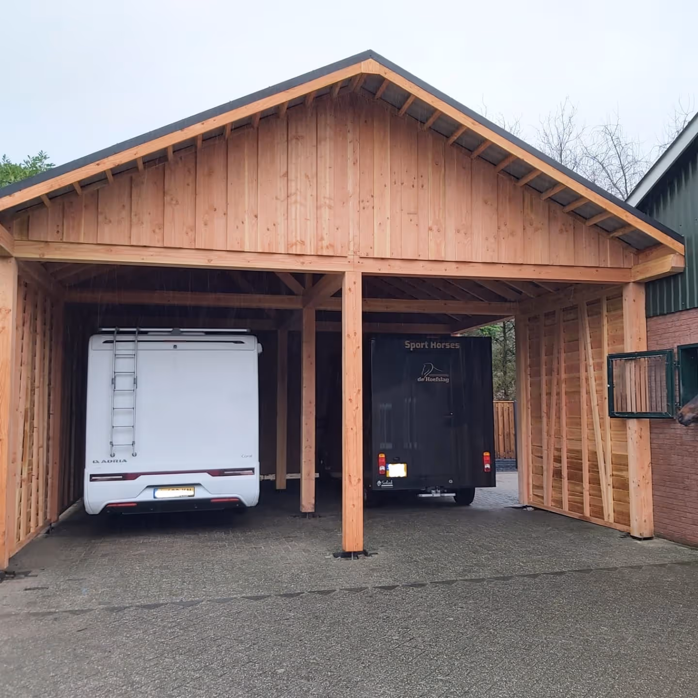 Overkapping voor caravans of campers vooraanzicht