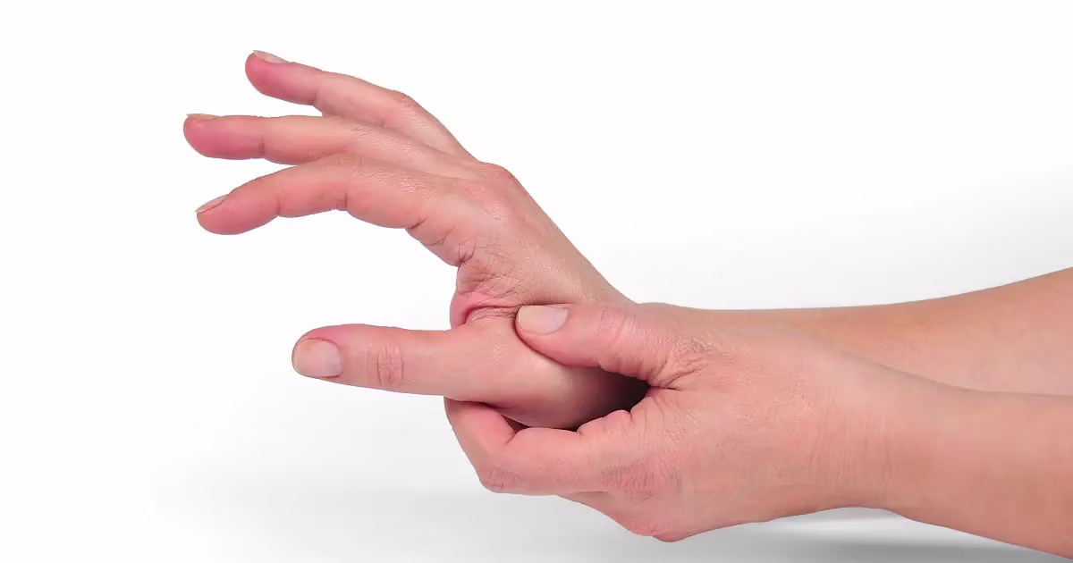 Illustration asking why the thumb is sore, introducing the four common causes of a painful thumb joint in desk workers.