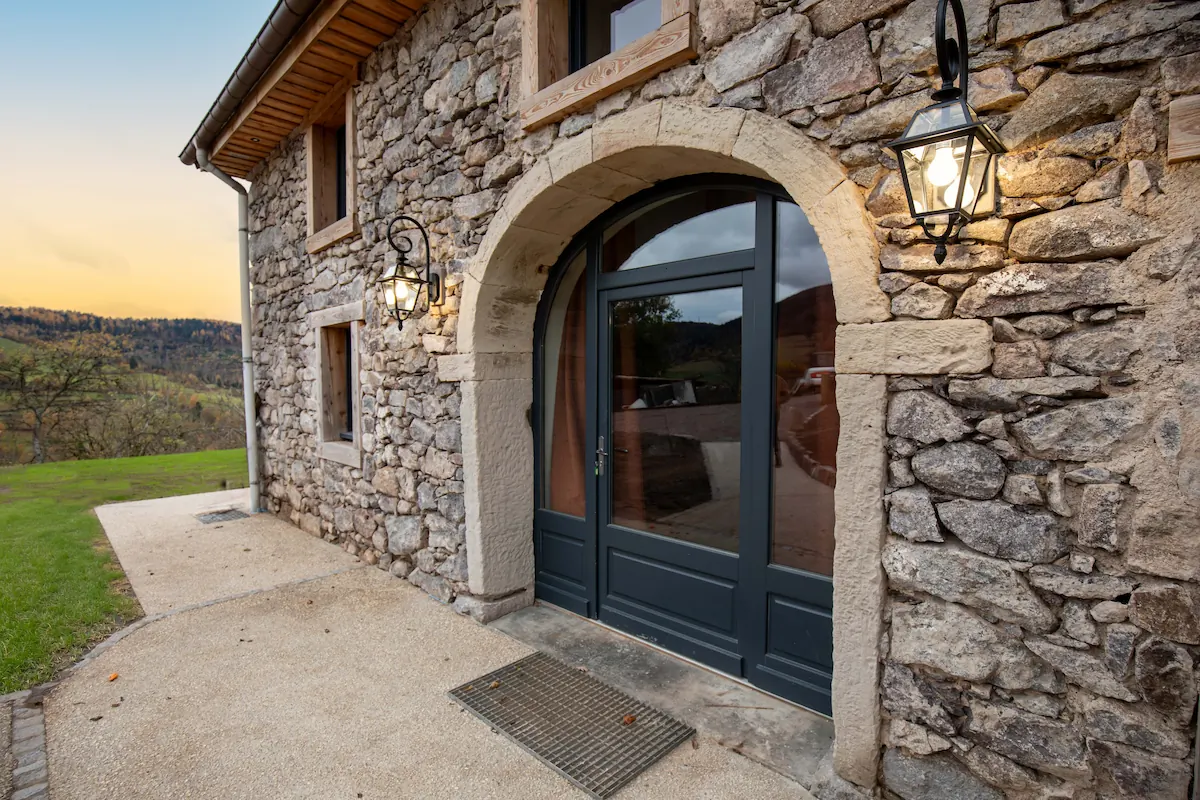 Entrée du gîte, ferme rénovée en pierre dan sles Vosges